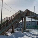 釧路市新富町の「巴人道跨線橋」で４０代の女性が男に襲われる。犯人は逃走中。男の特徴は？