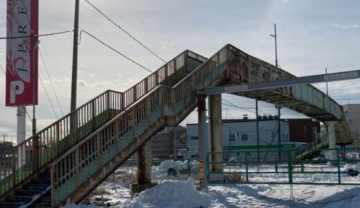 釧路市新富町の「巴人道跨線橋」で４０代の女性が男に襲われる。犯人は逃走中。男の特徴は？